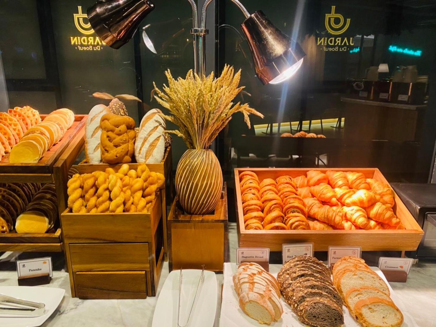 Somerset Rama 9 방콕 외부 사진 Bread and pastry at a buffet