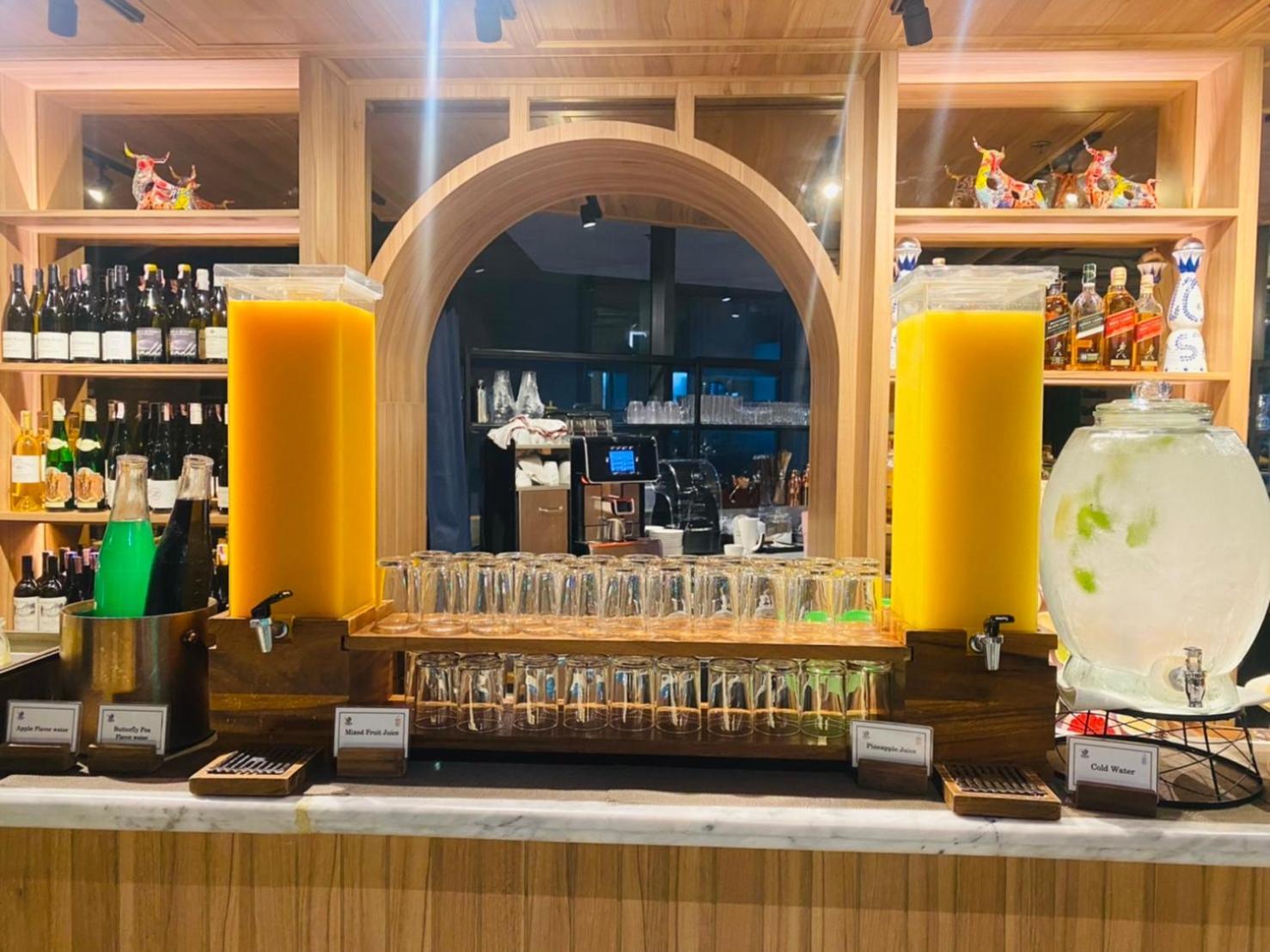 Somerset Rama 9 방콕 외부 사진 The bar at the restaurant