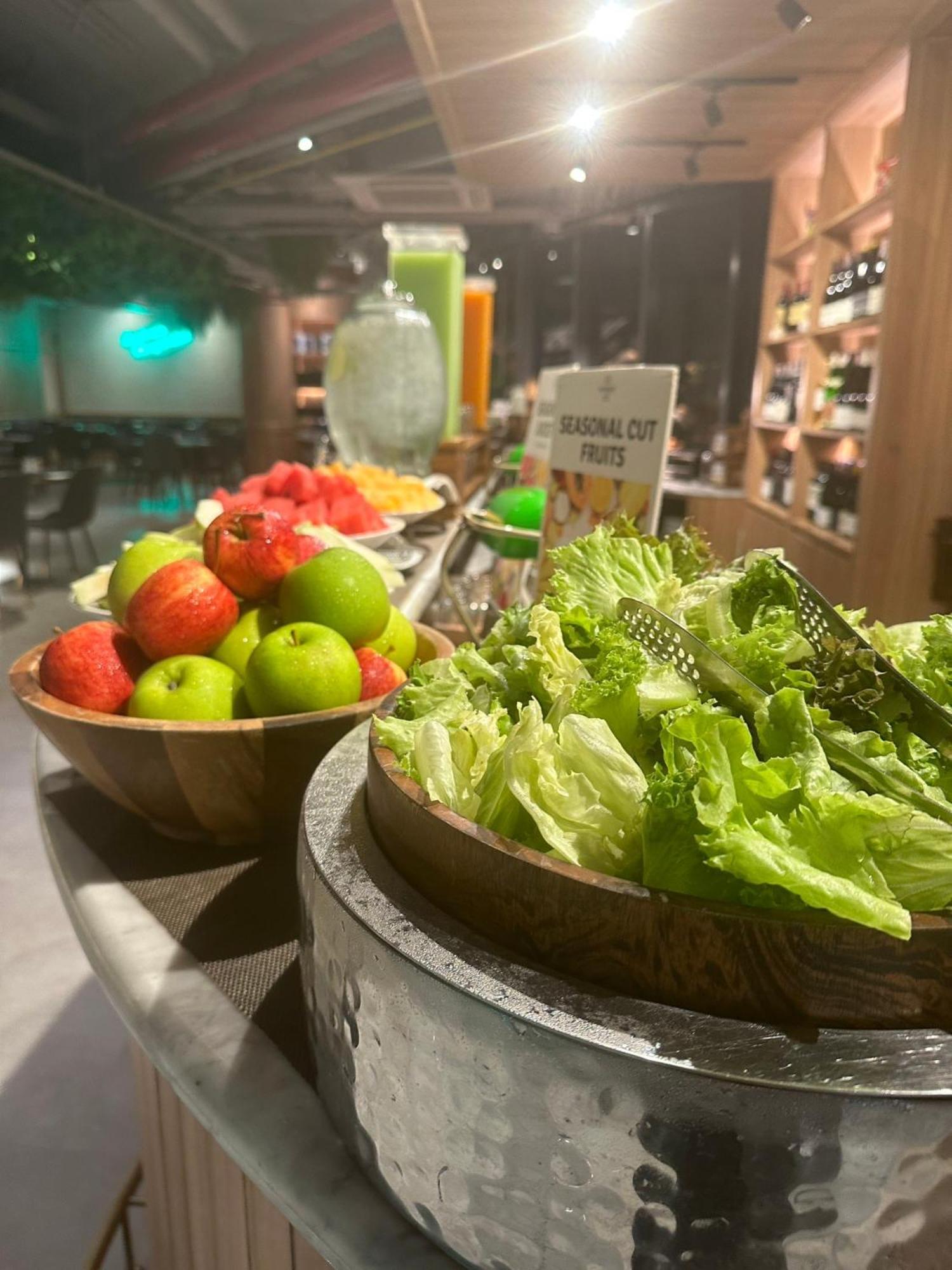 Somerset Rama 9 방콕 외부 사진 Fruit and salad at a buffet